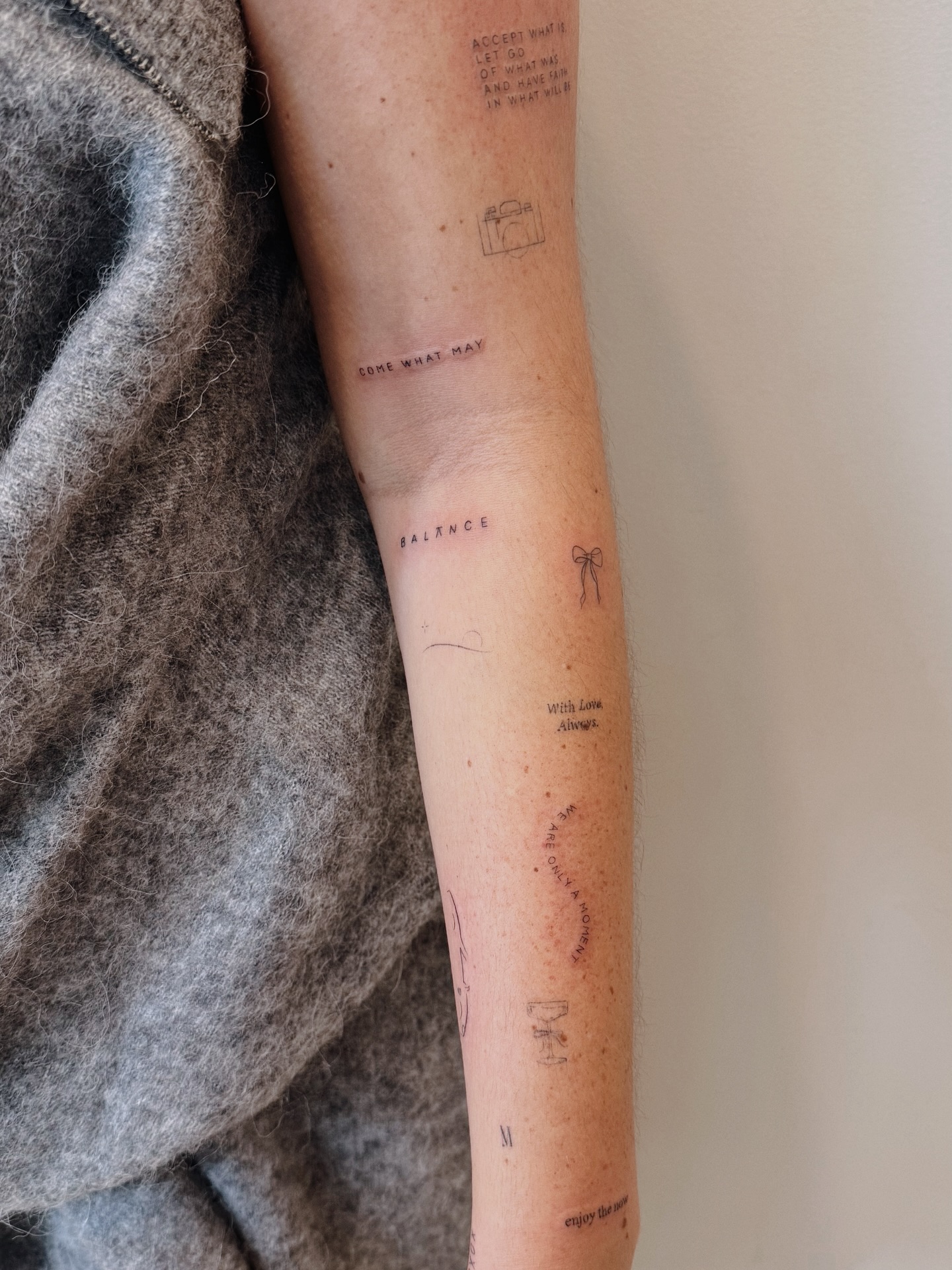 +9 para Steph, su colección de súper minis crece a pasos agigantados y es preciosa ✨

Adoro la mezcla entre sus pecas, algunos de sus tattoos casi imperceptibles y otros más marcados, jugando con tamaños, volúmenes y tipografías💌

Muchas veces pienso que me ENCANTARÍA empezar de cero un proyecto full arm solo de textos, frases y palabras, como tu propia enciclopedia. Como de top sería? Si alguien se anima que me escriba porque lo estoy deseando 🌞