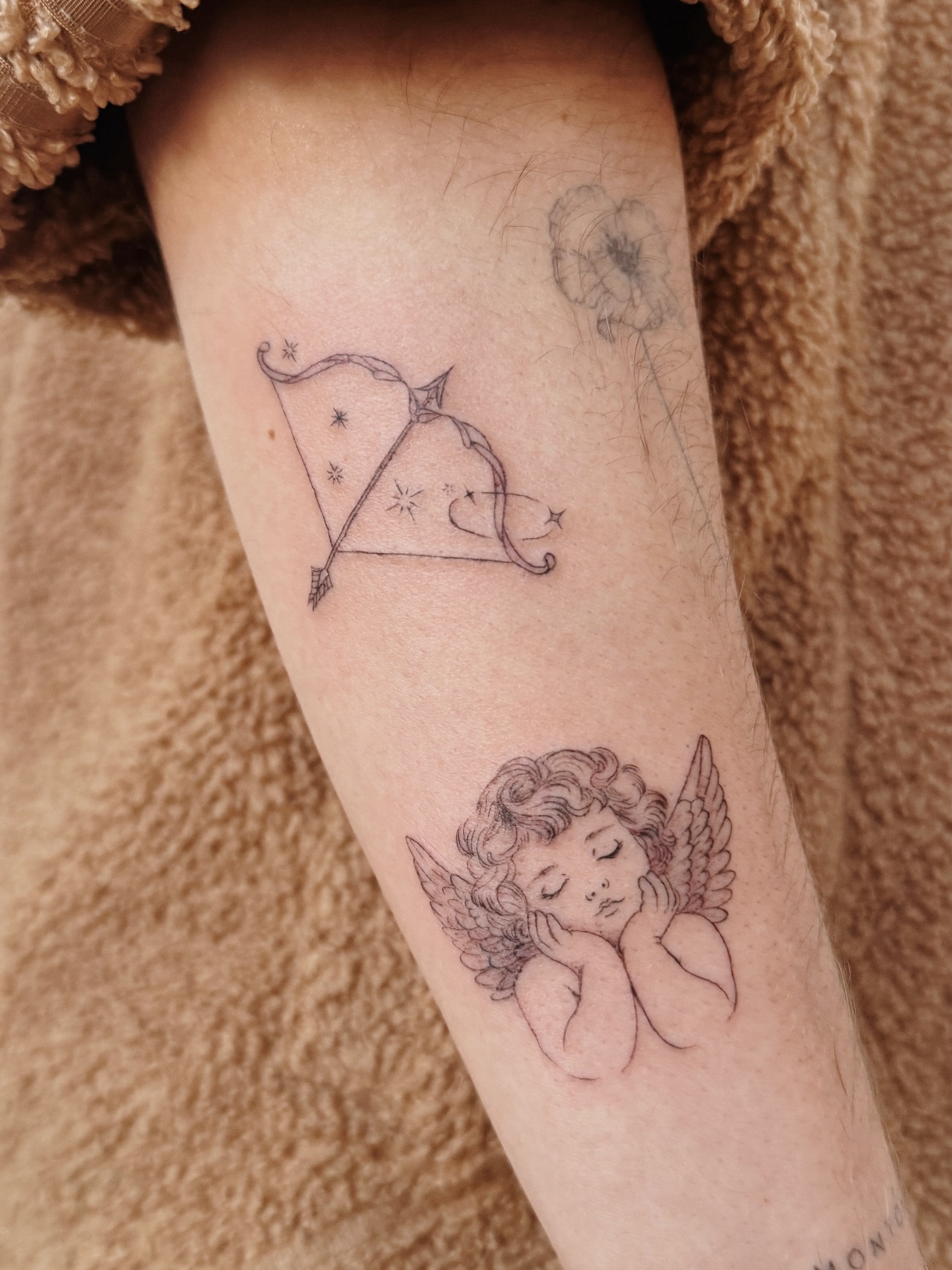 Hay veces que le cojo tantísimo cariño a ciertos tattoos que hago, que los recuerdo durante mucho tiempo o me provoca mucha ternura cuando veo fotos, no solo por el tattoo en sí si me encanta (como este angelito, que será difícil de superar ❤️) sino porque también me recuerdan a ese ratito que pasamos juntas en sesiones y me doy cuenta del vínculo tan bonito que formamos 🫂. 

Eso me pasa Marina y sus tats ✨ Su bracito tiene mi firma por todos lados, ya llevamos unas cuantas sesiones dándole forma a su concept a lo largo del tiempo, y cada vez que viene (casi siempre con su chico que es majísimo y su bebé preciosa que además me encanta porque la voy viendo crecer) me transmiten muchísima paz y pasamos un ratito genial charlando de la vida o de lo que se nos ocurra. 

Y es que esto es ser tatuadora, y os prometo que es mi parte favorita ❤️